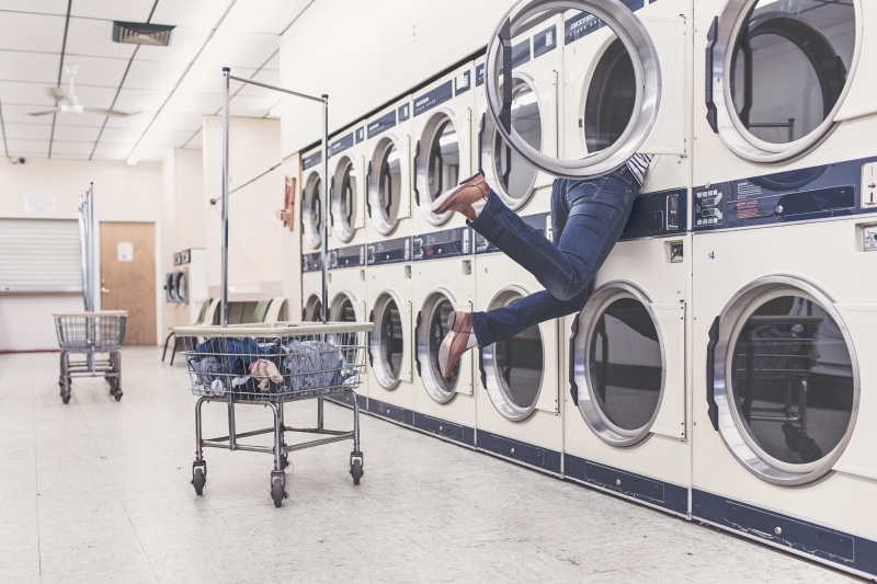 magasin-LE CASTELLET-min_people-woman-laundry-laundromat-interior-design-art-946996-pxhere.com